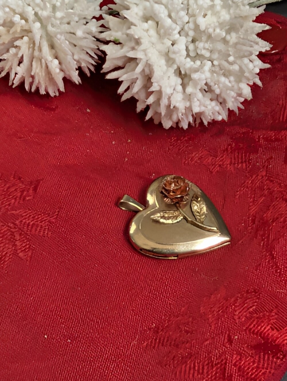 Vintage 14k Gold Filled Flower Heart Shaped Locket 18